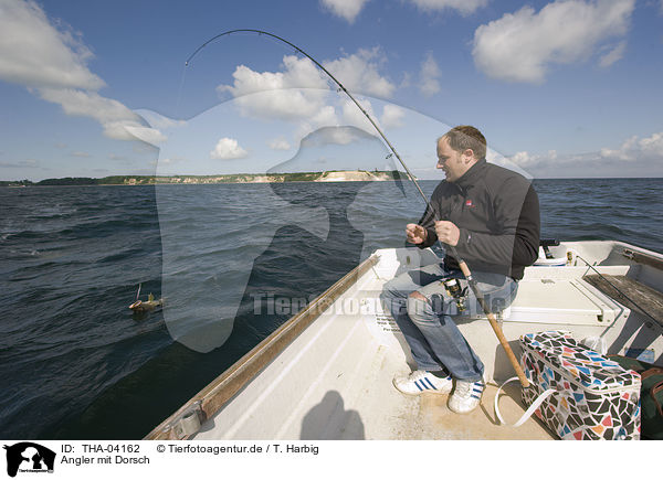 Angler mit Dorsch / THA-04162