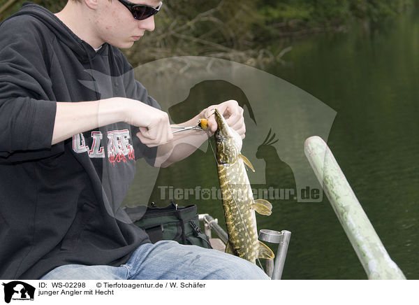 junger Angler mit Hecht / WS-02298