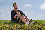 junge Frau mit Australian Cattle Dog Welpen
