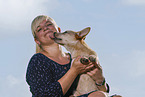 junge Frau mit Australian Cattle Dog Welpen