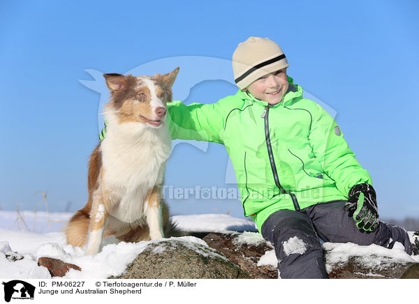 Junge und Australian Shepherd / PM-06227