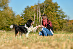 Frau mit Australian Shepherd