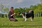 Frau mit Australian Shepherd