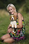 Frau mit jungem Beagle