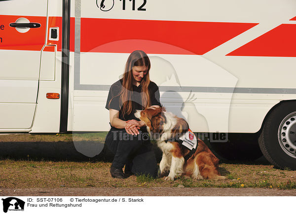 Frau und Rettungshund / woman and rescue dog / SST-07106