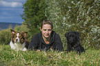 Frau mit 2 Hunden