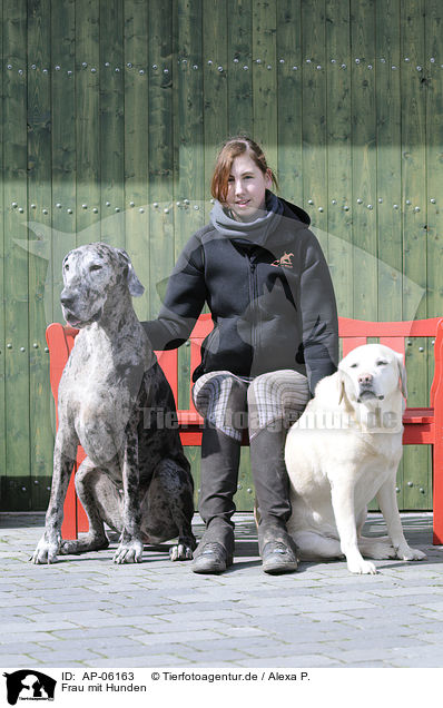 Frau mit Hunden / AP-06163