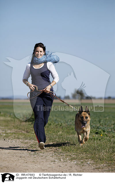 Joggerin mit Deutschem Schferhund / jogger with German Shepherd / RR-47683