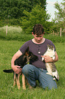Mann mit Hund und Katze