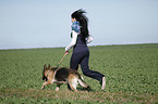 Joggerin mit Deutschem Schferhund