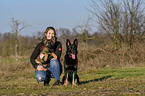 Frau mit Deutschen Schferhunden