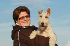 Frau und Foxterrier