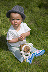 Kind und Jack Russell Terrier Welpe
