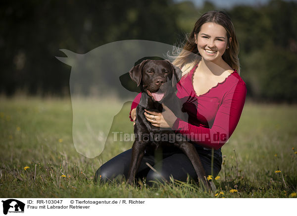 Frau mit Labrador Retriever / woman with Labrador Retriever / RR-103047