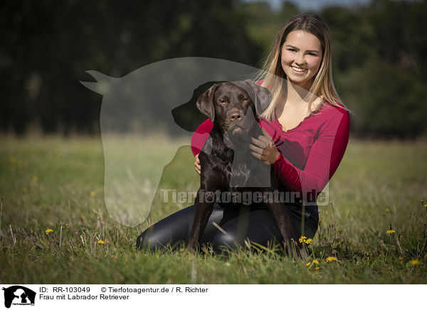 Frau mit Labrador Retriever / woman with Labrador Retriever / RR-103049