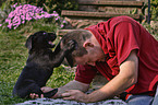 Mann mit Labrador Retriever Welpe