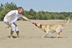 Mann mit Labrador Retriever