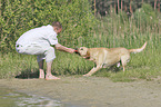 Mann mit Labrador Retriever