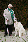 Seniorin mit Senior Hund