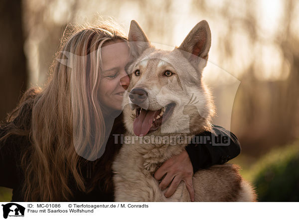 Frau mit Saarloos Wolfshund / woman with Saarloos Wolfhound / MC-01086