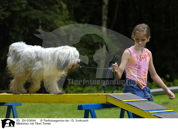 Mdchen mit Tibet Terrier / girl with Tibetan Terrier / DV-03694
