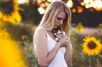 junge Frau mit Katze