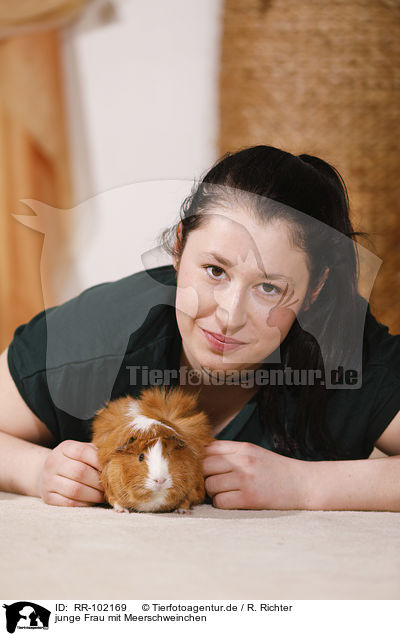 junge Frau mit Meerschweinchen / young woman with guinea pig / RR-102169