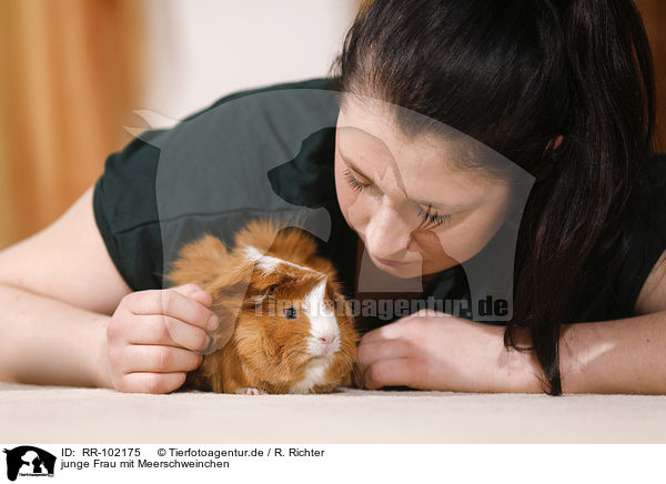 junge Frau mit Meerschweinchen / young woman with guinea pig / RR-102175