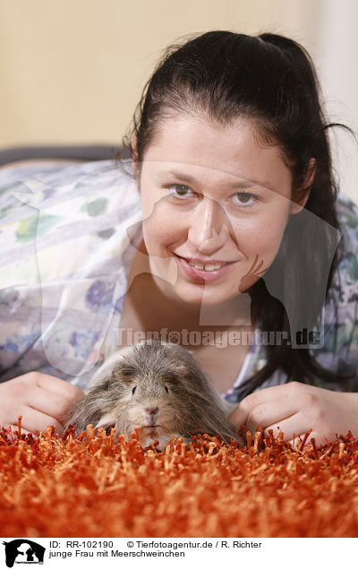junge Frau mit Meerschweinchen / RR-102190