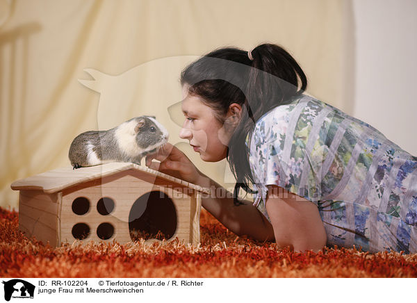 junge Frau mit Meerschweinchen / young woman with guinea pig / RR-102204