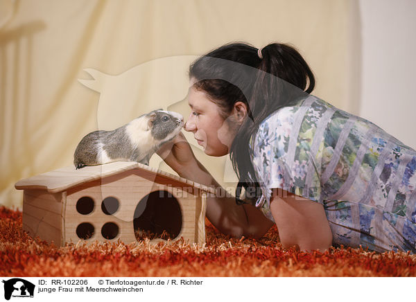 junge Frau mit Meerschweinchen / young woman with guinea pig / RR-102206