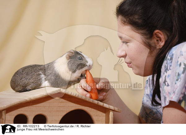 junge Frau mit Meerschweinchen / young woman with guinea pig / RR-102213