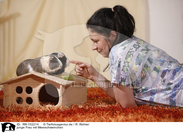 junge Frau mit Meerschweinchen / young woman with guinea pig / RR-102214
