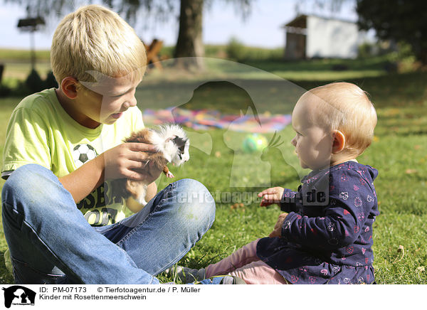 Kinder mit Rosettenmeerschwein / PM-07173