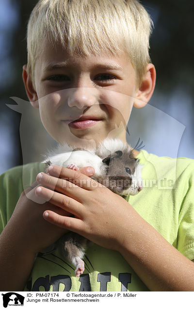 Junge mit Rosettenmeerschwein / PM-07174