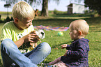 Kinder mit Rosettenmeerschwein