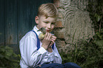 Junge mit Entenkken