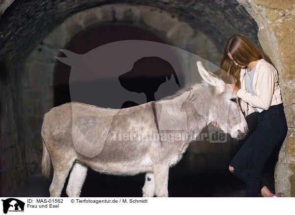 Frau und Esel / woman and donkey / MAS-01562