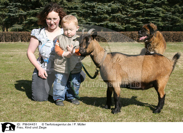 Frau, Kind und Ziege / family with goat / PM-04451