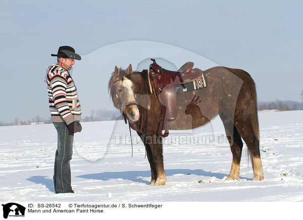 Mann und American Paint Horse / SS-26542