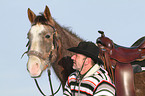 Mann und American Paint Horse