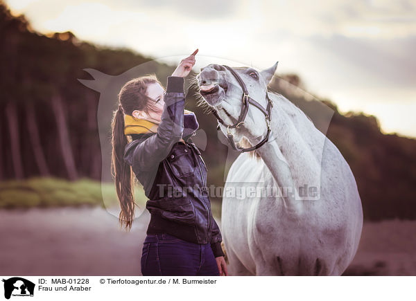 Frau und Araber / woman and arabian horse / MAB-01228