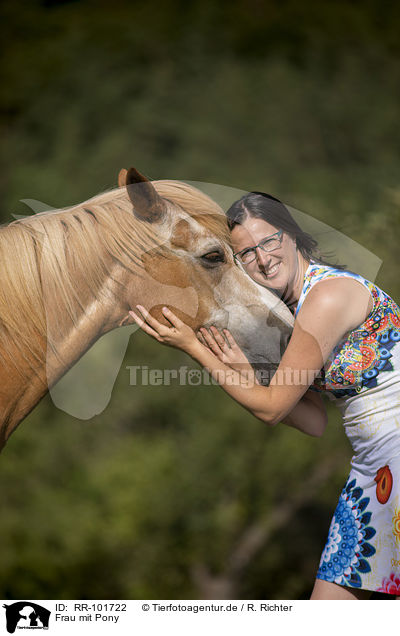 Frau mit Pony / woman with Pony / RR-101722