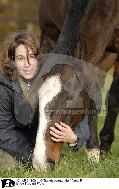 junge Frau mit Pferd / AP-04300