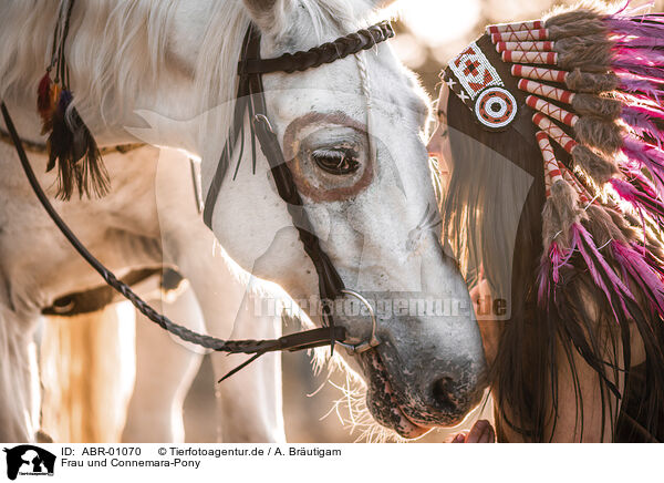 Frau und Connemara-Pony / ABR-01070