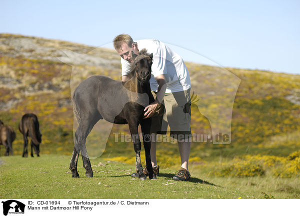 Mann mit Dartmoor Hill Pony / CD-01694