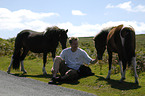 Mann mit Dartmoor Hill Ponies