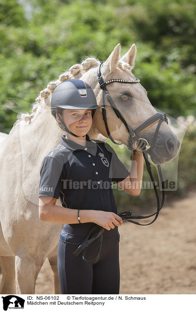 Mdchen mit Deutschem Reitpony / girl with German Riding Pony / NS-06102