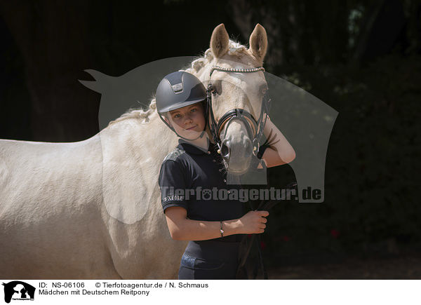 Mdchen mit Deutschem Reitpony / girl with German Riding Pony / NS-06106