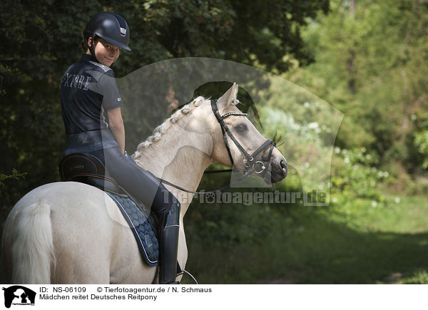 Mdchen reitet Deutsches Reitpony / girl rides German Riding Pony / NS-06109